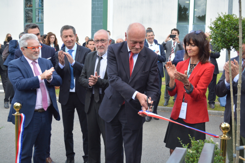 Inauguration des installations de l&#039;OIEau - Coupure du ruban par Alain ROUSSET, Président de la région Nouvelle-Aquitaine