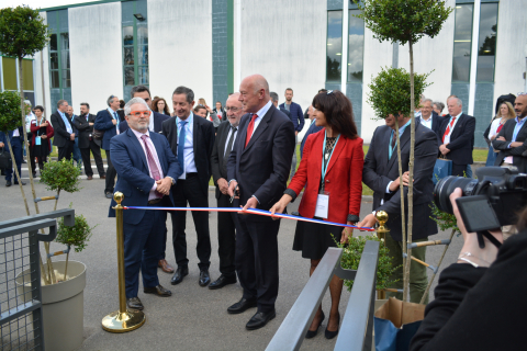 Inauguration des installations de l&#039;OIEau - Coupure du ruban par les représentants officiels